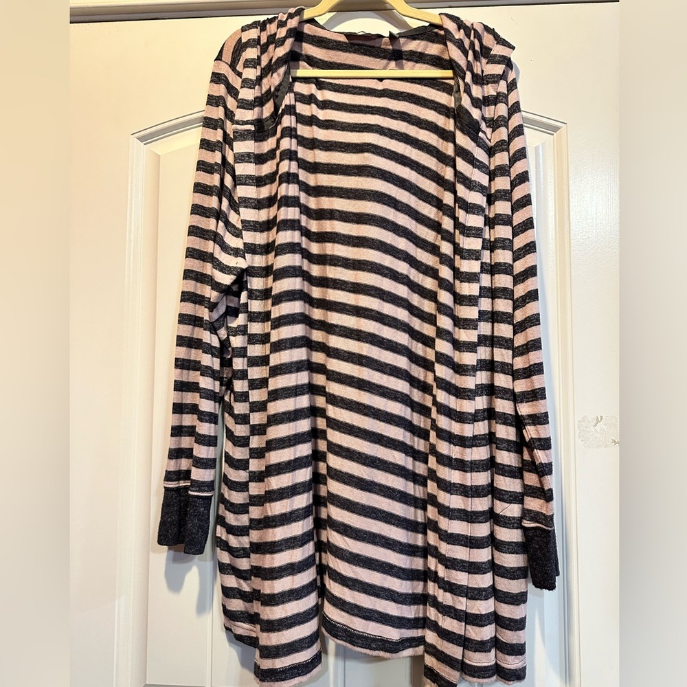 AnyBody brand. Size XL. Light weight sweater cardigan.